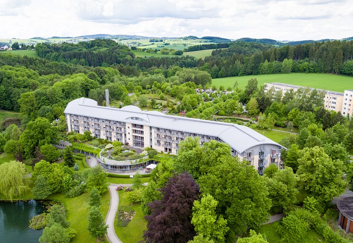 Die Klinik in idyllischer Landschaft Die Klinik in idyllischer Landschaft