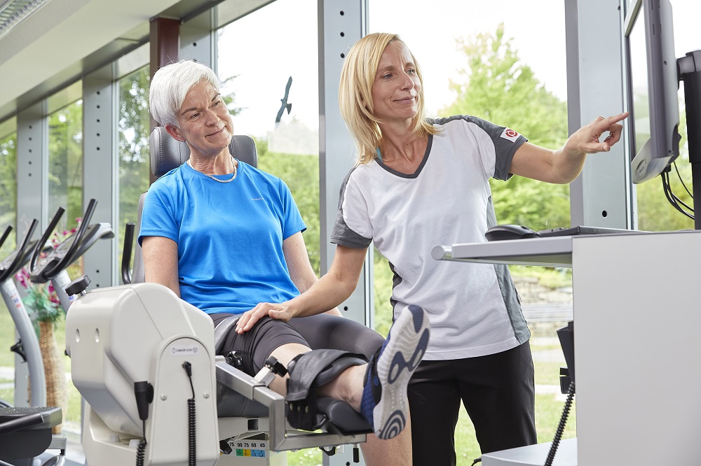 Eine Patientin der Knappschafts-Klinik Warmbad im Trainingsraum. Eine Patientin der Knappschafts-Klinik Warmbad im Trainingsraum.